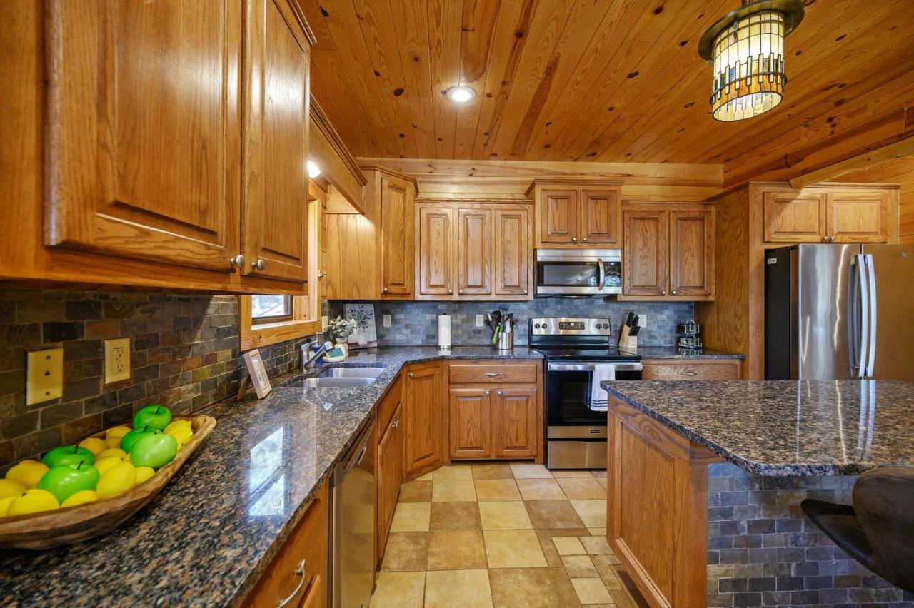 The Eastwood Spacious Retreat With 4 King En-Suites - Hot Tub - Pet-Friendly - Cozy Fire Pit - Prime Location - Multi-Family Броукън Боу Екстериор снимка