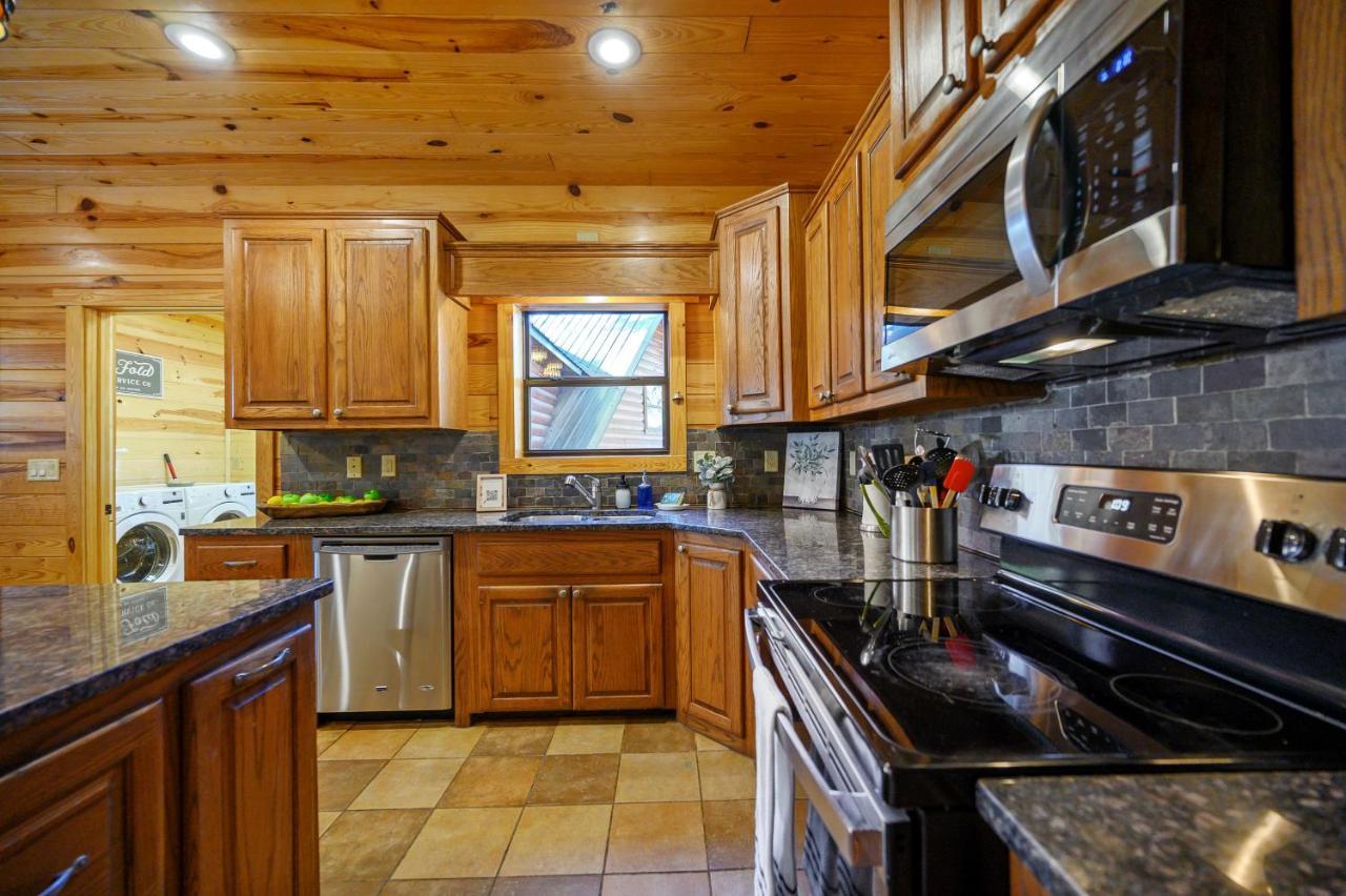 The Eastwood Spacious Retreat With 4 King En-Suites - Hot Tub - Pet-Friendly - Cozy Fire Pit - Prime Location - Multi-Family Броукън Боу Екстериор снимка