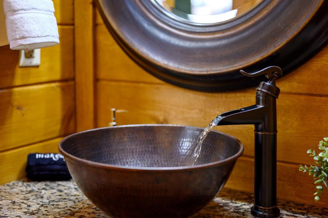 The Eastwood Spacious Retreat With 4 King En-Suites - Hot Tub - Pet-Friendly - Cozy Fire Pit - Prime Location - Multi-Family Броукън Боу Екстериор снимка