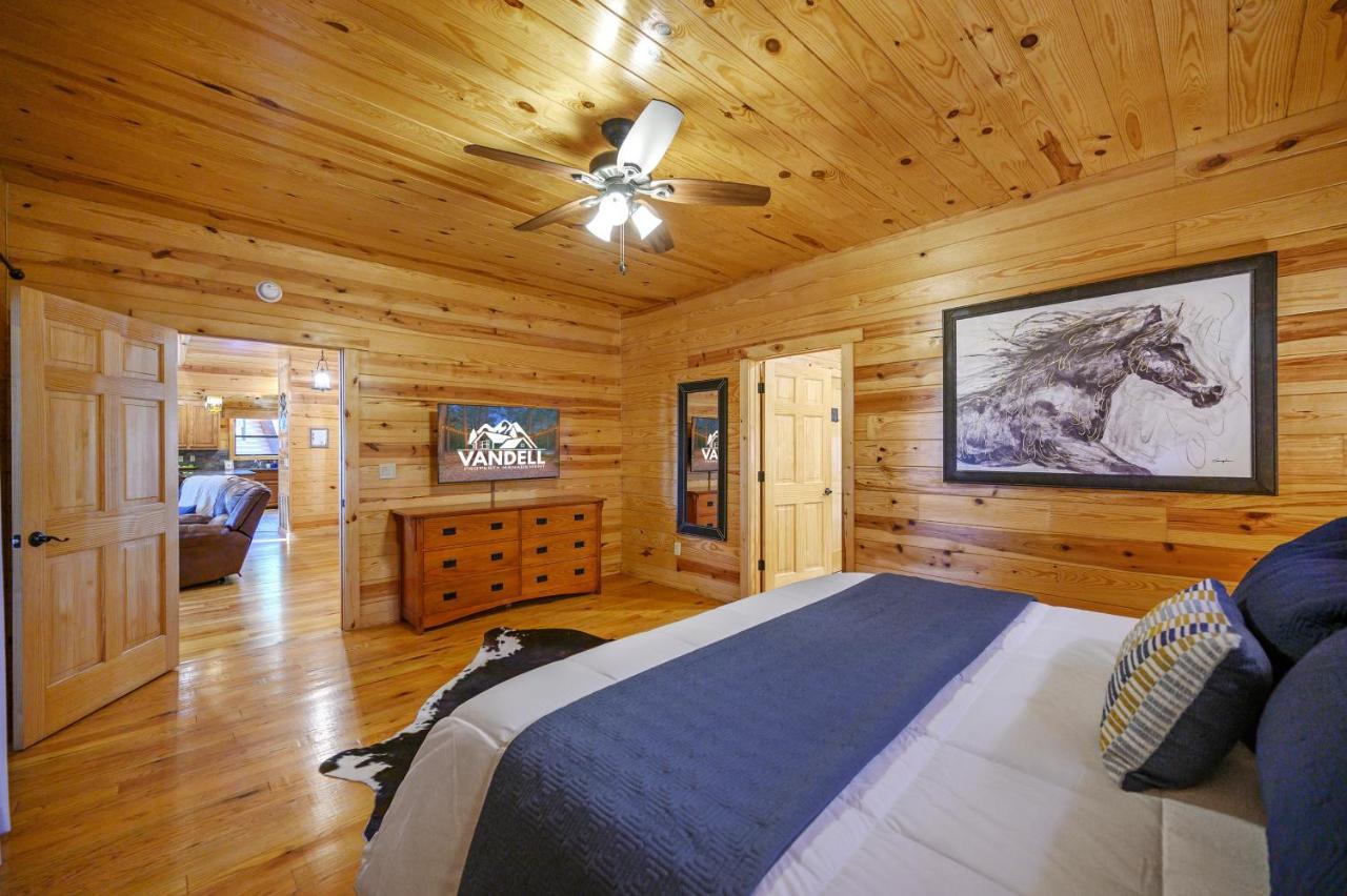 The Eastwood Spacious Retreat With 4 King En-Suites - Hot Tub - Pet-Friendly - Cozy Fire Pit - Prime Location - Multi-Family Броукън Боу Екстериор снимка