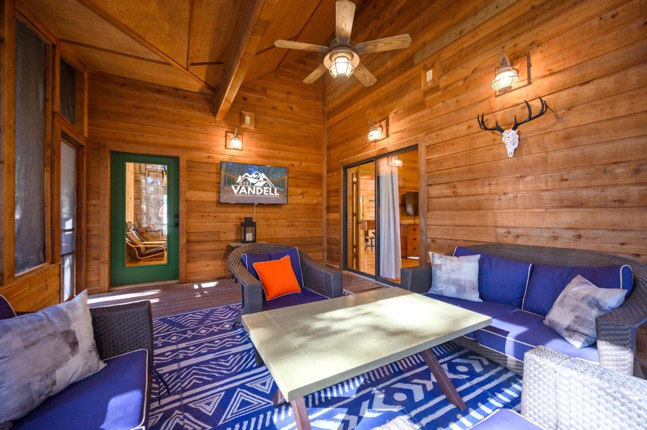 The Eastwood Spacious Retreat With 4 King En-Suites - Hot Tub - Pet-Friendly - Cozy Fire Pit - Prime Location - Multi-Family Броукън Боу Екстериор снимка