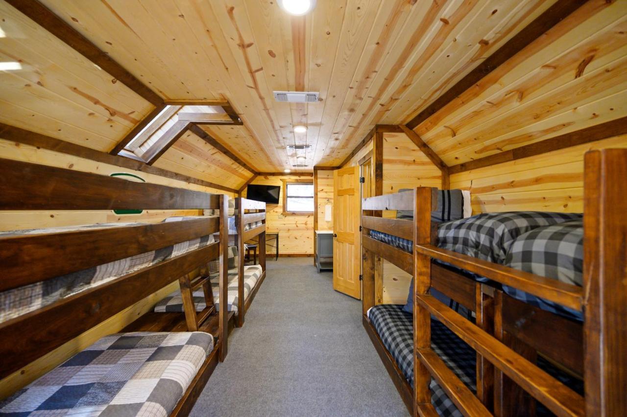 The Eastwood Spacious Retreat With 4 King En-Suites - Hot Tub - Pet-Friendly - Cozy Fire Pit - Prime Location - Multi-Family Броукън Боу Екстериор снимка