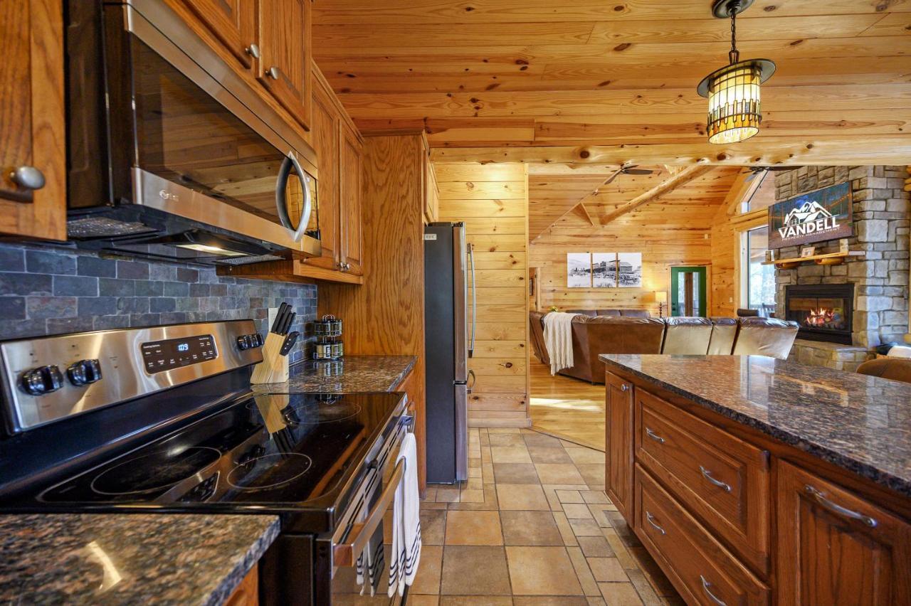 The Eastwood Spacious Retreat With 4 King En-Suites - Hot Tub - Pet-Friendly - Cozy Fire Pit - Prime Location - Multi-Family Броукън Боу Екстериор снимка