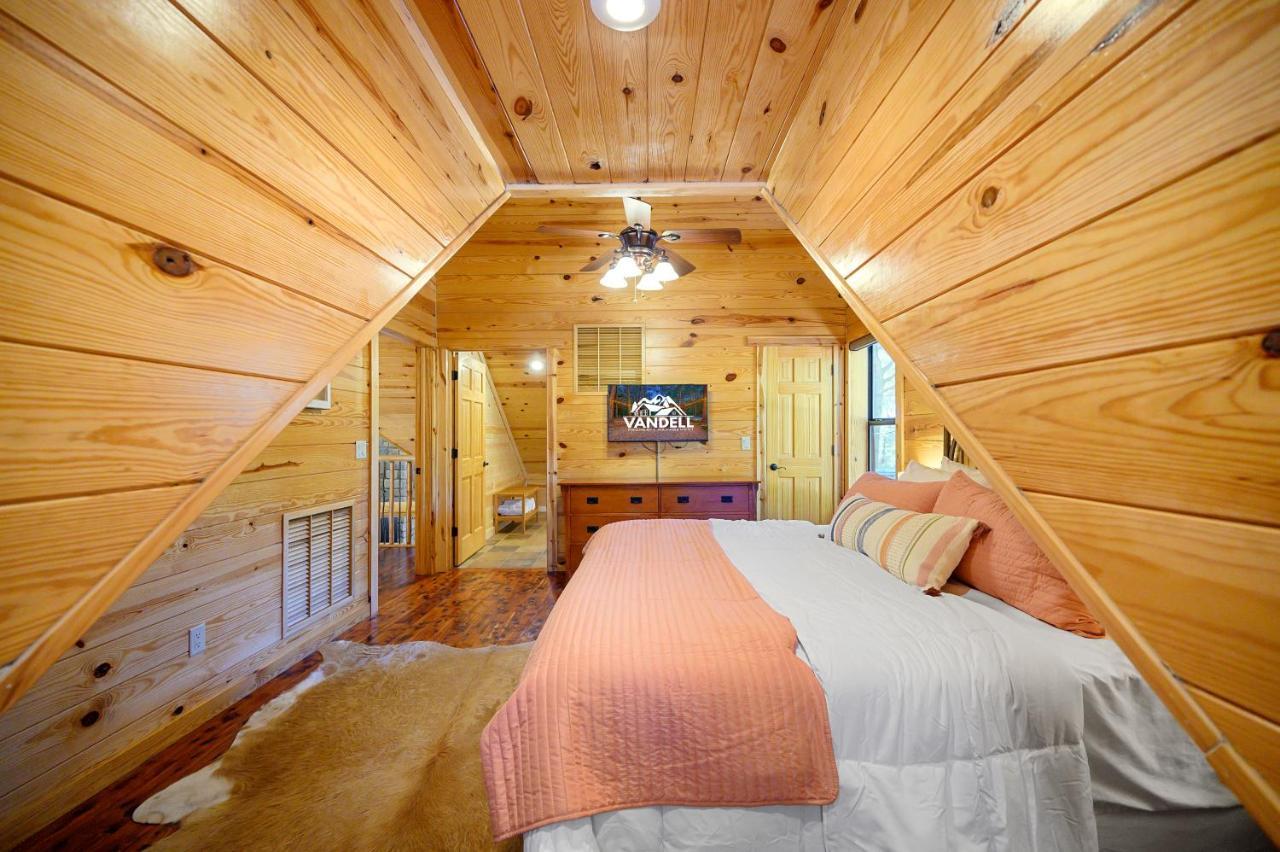 The Eastwood Spacious Retreat With 4 King En-Suites - Hot Tub - Pet-Friendly - Cozy Fire Pit - Prime Location - Multi-Family Броукън Боу Екстериор снимка